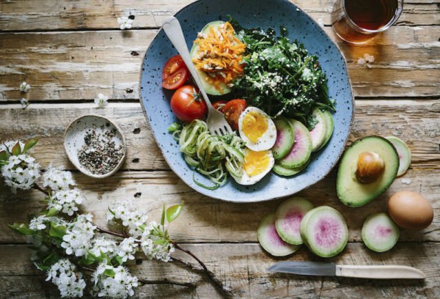 Ein Teller mit gesundem Essen und Superfood