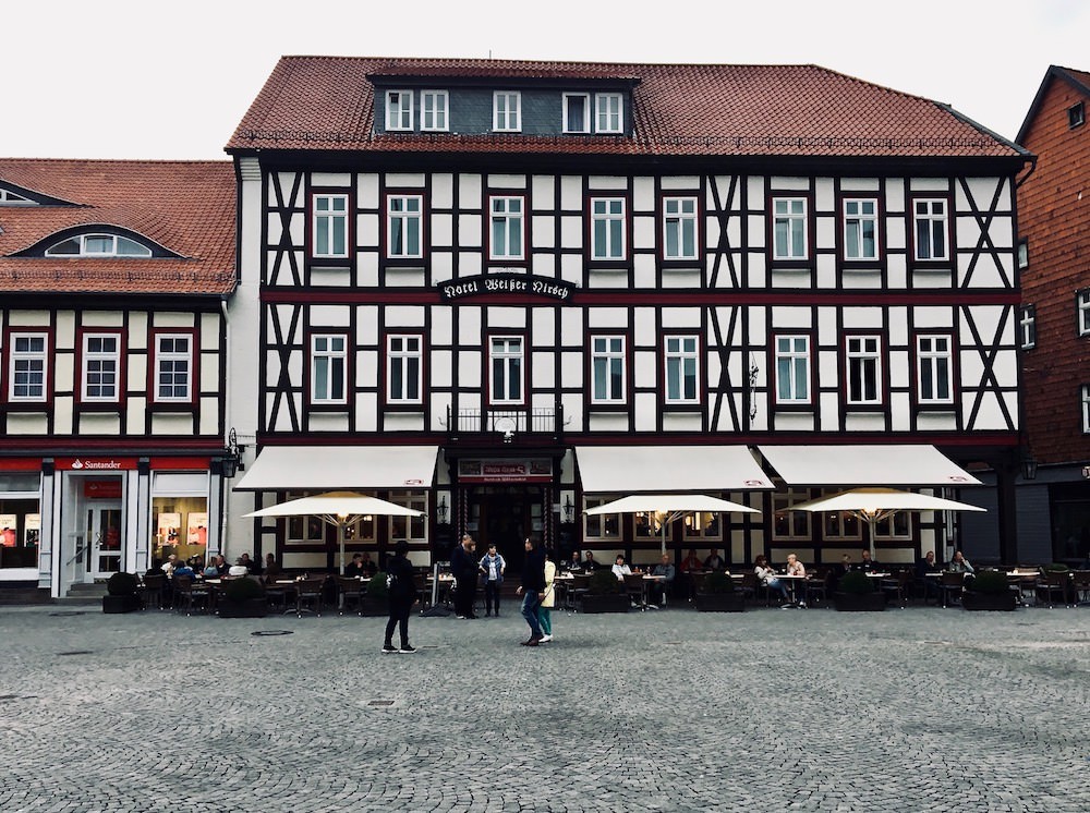 Der Rathausplatz von Wernignerode im Abendlicht