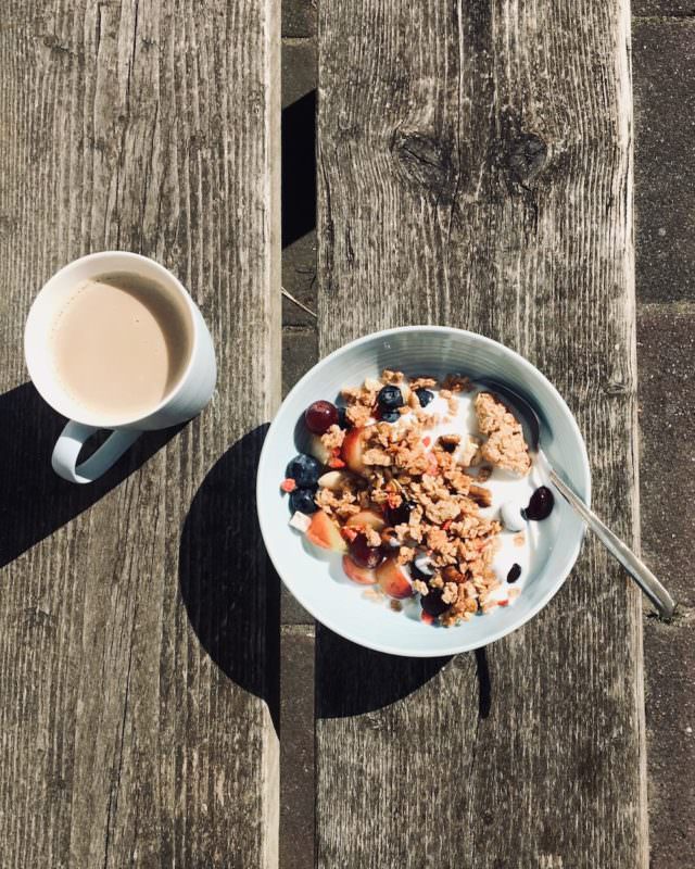 Oostkapelle: Gesundes Frühstück auf der Terasse