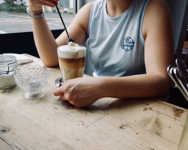 Der Kaffee in der Düsseldorfer Löffelbar ist schaumig und gut.